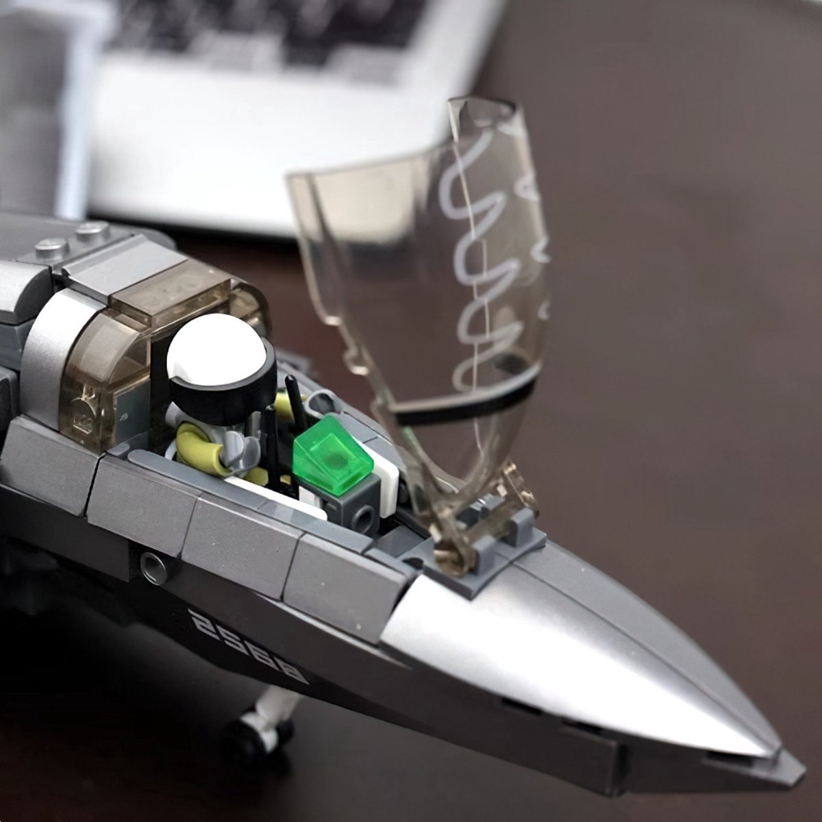 Sluban - J35S Straaljager met LED verlichtingen | WW2 army luchtmacht | Technic creator ideas educatief leger speelgoed | Expert bouwpakketten voor volwassenen | Classic icons vliegtuig modelbouw | 838 bloks — afbeelding 12