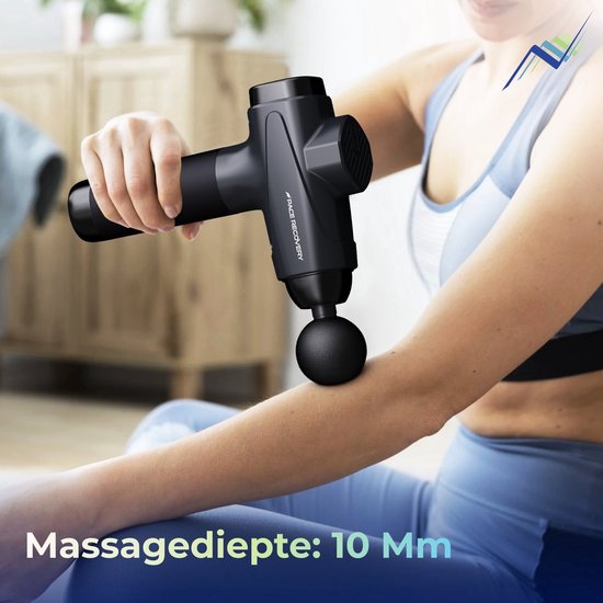 Vrouw gebruikt een zwarte massage gun op haar onderarm, zittend. Tekst: 'Massagediepte: 10 Mm'.