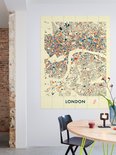 Une carte colorée de Londres avec des rues rouges, bleues et oranges sur fond jaune clair.