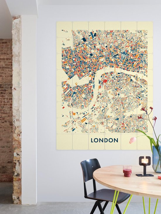 Une carte colorée de Londres avec des rues rouges, bleues et oranges sur fond jaune clair.