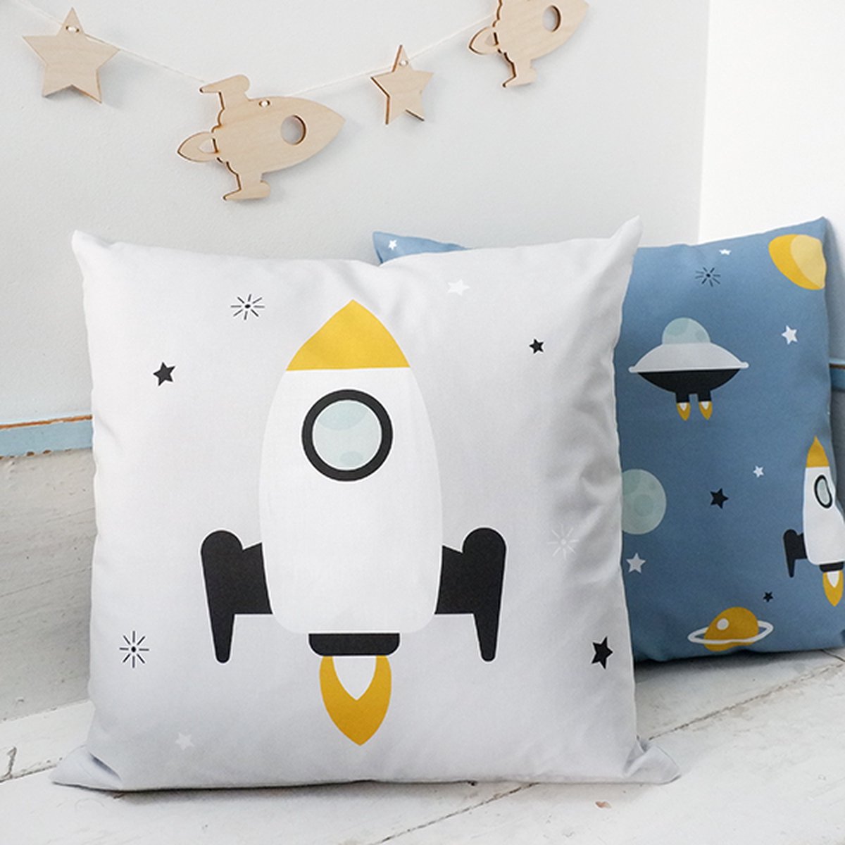Sierkussen Raket grijs 40x40 tweezijdig met rits inclusief vulling voor kinderkamer