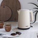 Beige Princess waterkoker met ribbelstructuur, staand op een aanrecht met twee glazen thee.