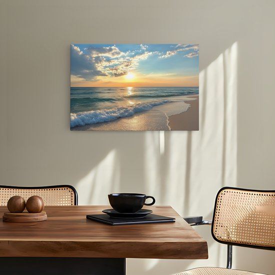 Canvas schilderij met een zonsondergang aan zee, met golven die het strand op rollen.
