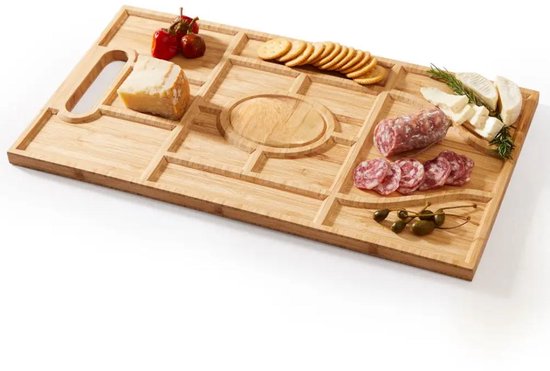 XXL bamboe borrelplank met vakjes, gevuld met kaas, salami, crackers, olijven en pepers.