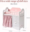 Wit poppenbedje met roze accenten, vlinderdecoraties, roze gordijn en twee opbergvakken.