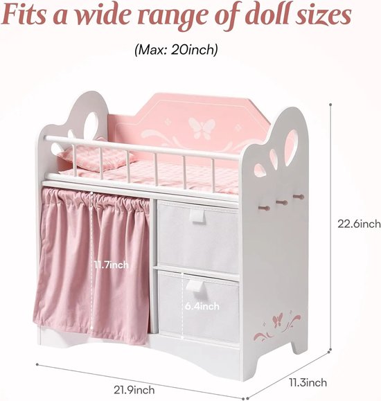 Wit poppenbedje met roze accenten, vlinderdecoraties, roze gordijn en twee opbergvakken.