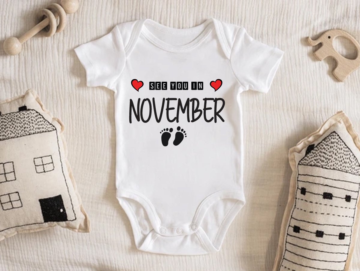 Hospitrix Baby Rompertje met Tekst Coming soon November | Korte Mouw | Cadeau voor Zwangerschap | Bekendmaking | Aankondiging | Aanstaande Moeder