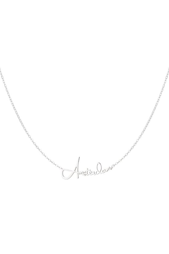 Collier argenté avec le mot 'Amsterdam' en écriture élégante.