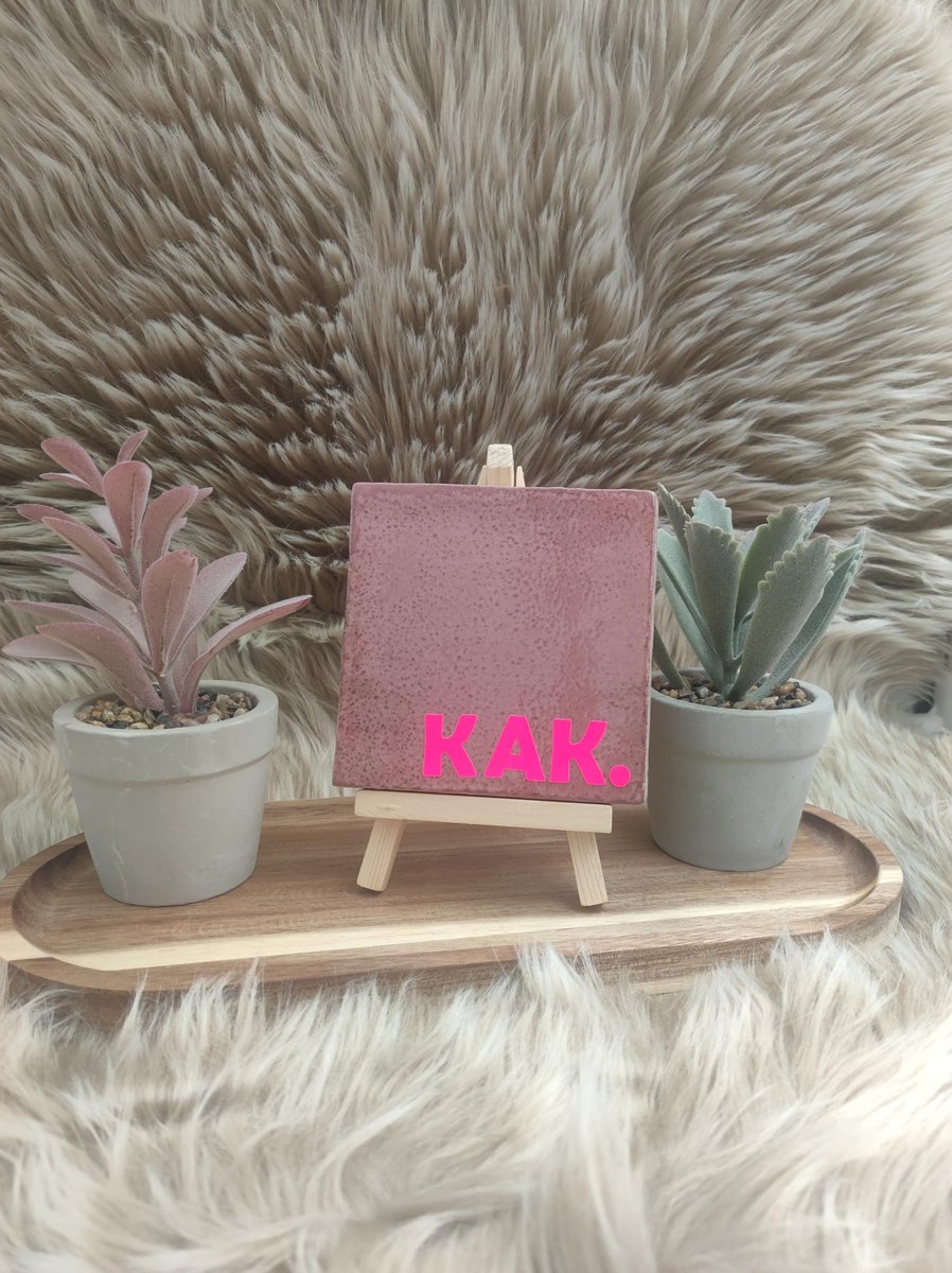 Robuust Wenstegeltje – Hip trendy tegeltje –Oud rozeTegeltje met Fel roze Tekst – “KAK.” – 10X10CM – Humoristisch Cadeau – Trendy nu – Wanddecoratie – Cadeau voor Nieuwe Woning, Housewarming of voor vriend(in) – Sfeervol en Persoonlijk – Zomaar