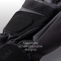 Detail van zwarte fietshandschoen met textuur en versterking. Tekst: 'Maximale schokabsorptie en grip'.