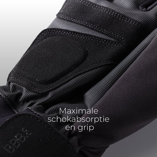 Detail van zwarte fietshandschoen met textuur en versterking. Tekst: 'Maximale schokabsorptie en grip'.
