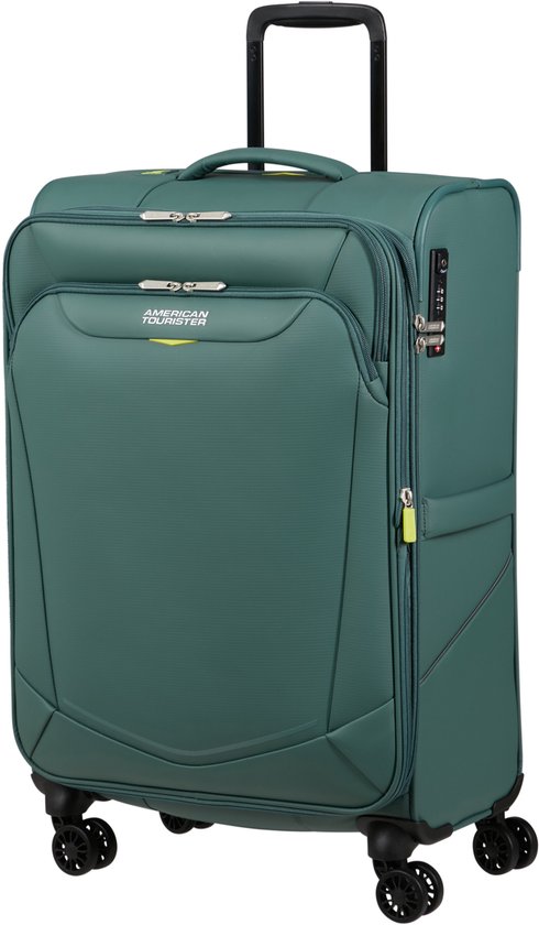 Groene koffer met zilverkleurige ritssluitingen, een cijferslot en gele accenten.
