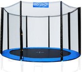 Meisje springt op een ronde Monzana trampoline met blauwe rand en zwart veiligheidsnet.