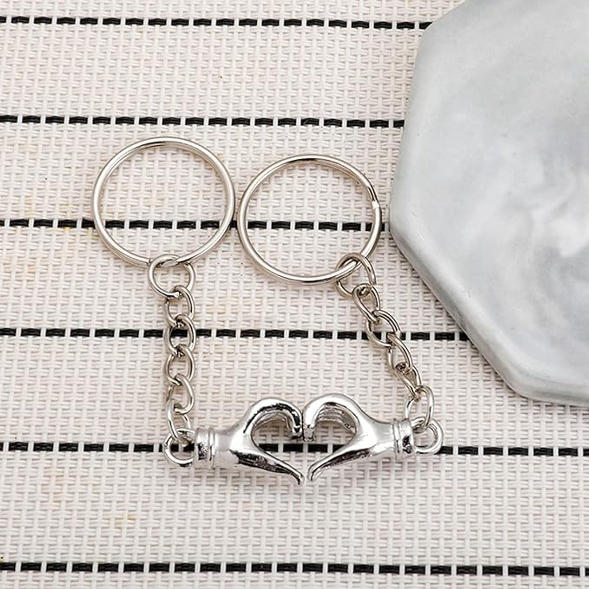 Metalen Hand-in-Hand Valentijn Sleutelhanger – Romantisch Cadeau