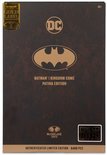 Doos van de 'Batman | Kingdom Come Patina Edition' actiefiguur met gouden logo's.