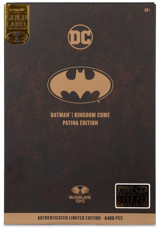 Doos van de 'Batman | Kingdom Come Patina Edition' actiefiguur met gouden logo's.