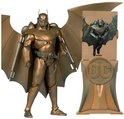 Gouden Batman-actiefiguur met vleugels en een DC-displaystandaard.