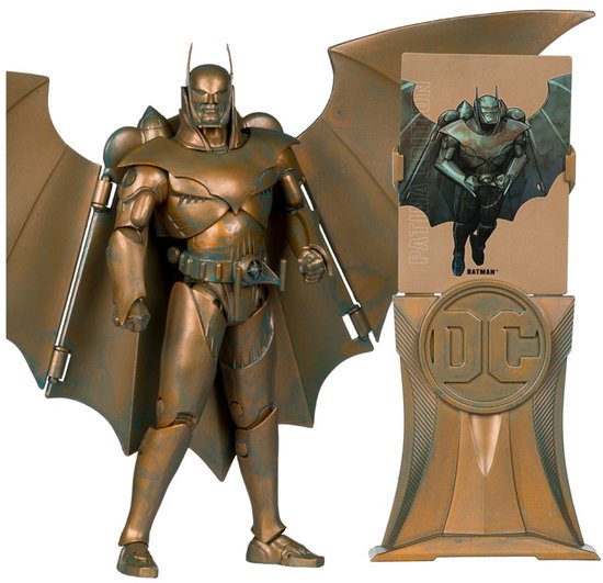 Gouden Batman-actiefiguur met vleugels en een DC-displaystandaard.
