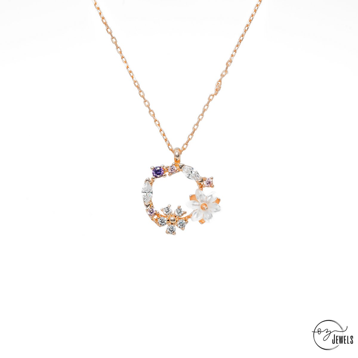 OZ Jewels Roségoud Gekleurde Zilveren Ketting- Armband- en Oorbellen set met Bloemendesign - Accessoires - Liefdessieraden - Liefdesketting -Love Ketting - Love Oorbellen - Damesketting - Dames Oorbellen - Valentijnsdag - Cadeau