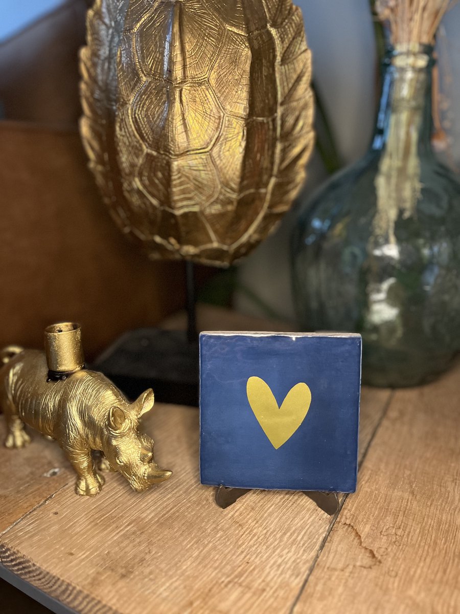 Donkerblauw handvorm decoratie tegeltje met gouden hartje