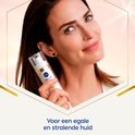 Vrouw houdt Nivea Luminous630 serumflacon vast voor een egale en stralende huid.