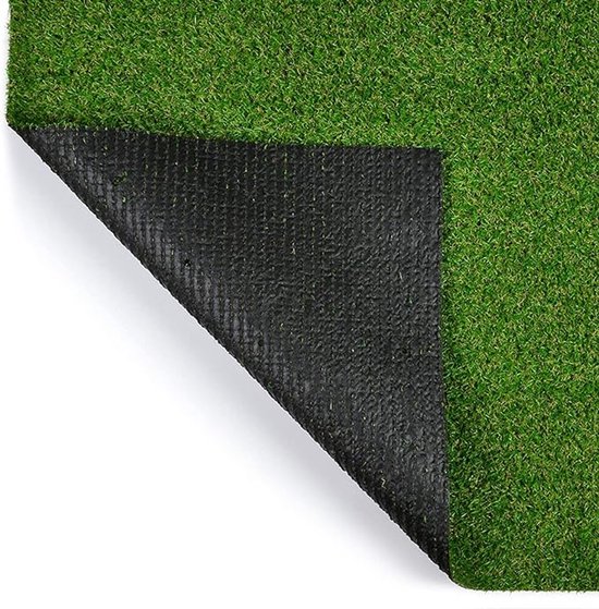Un coin de tapis d'herbe artificielle verte enroulé, montrant son envers noir.