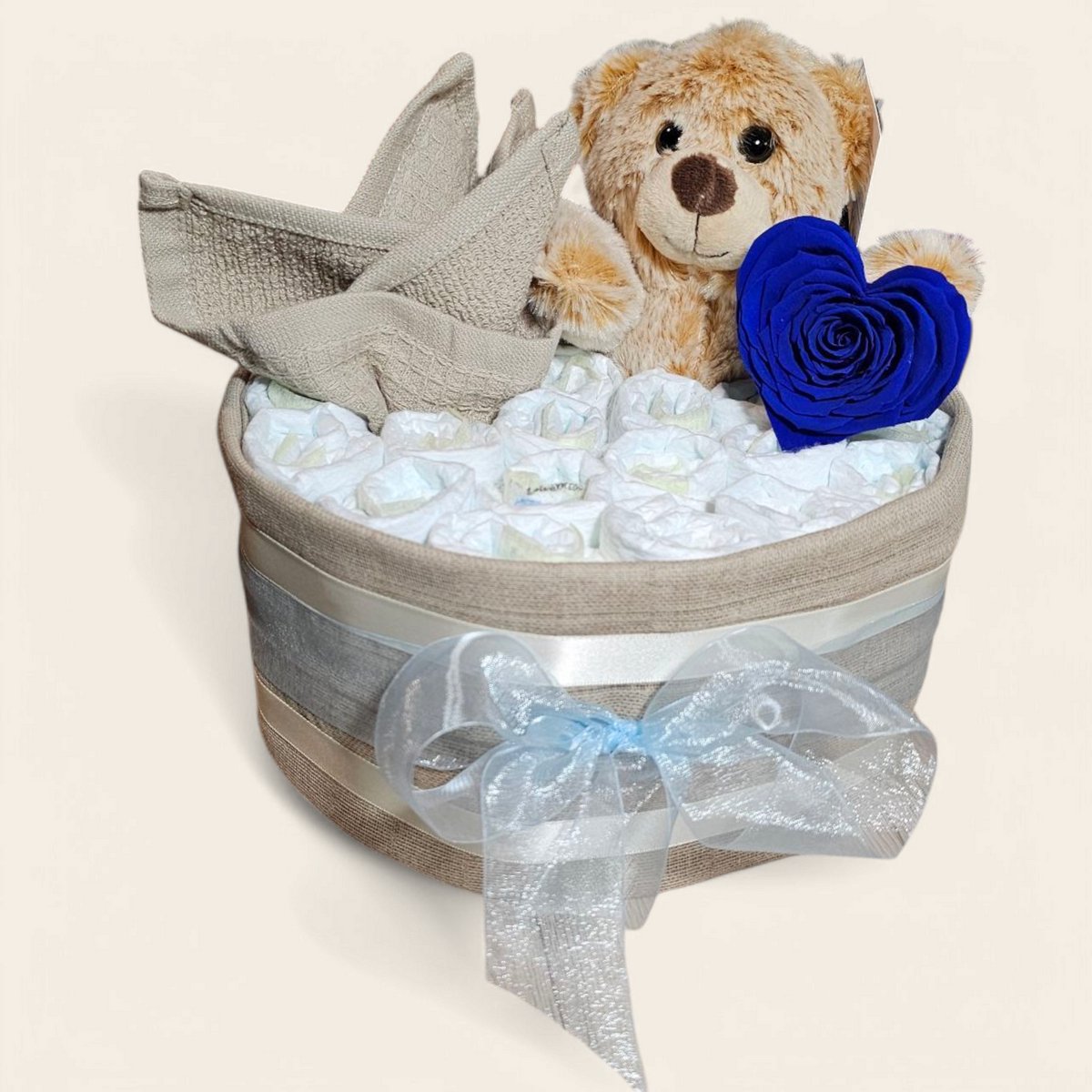 Luxe Luiertaart 1-Laags met Premium Pampers, blauwe Longlife Roos in de vorm van een hart, Hydrofiele Doek, Spuugdoekje en Superzacht Beertje: Het Perfecte kraam cadeau