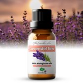 Een flesje lavendelolie met een etiket 'Lavendel fine 100% Biologische olie', tegen een veld van lavendel.