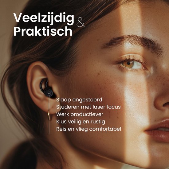 Vrouw met MR. PANACHE oordopjes in het oor, die focus en productiviteit verbetert.