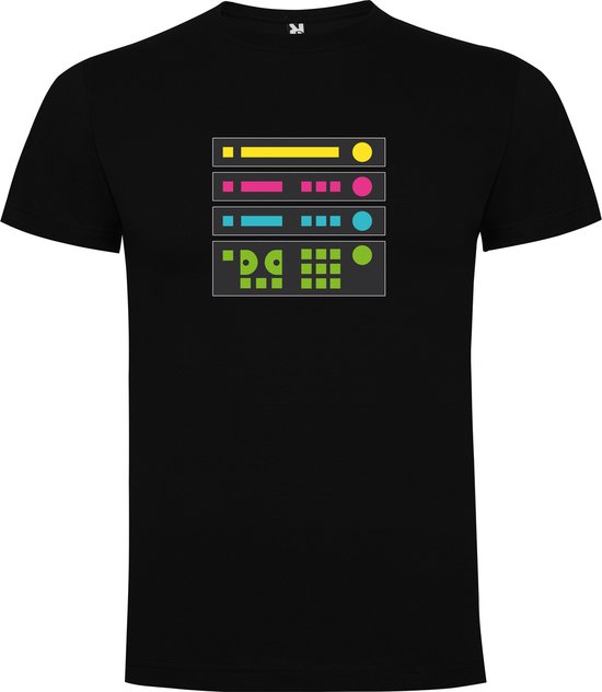 T-shirt noir avec un imprimé de quatre panneaux colorés avec des boutons et des lumières, dans le style d'une tour stéréo.