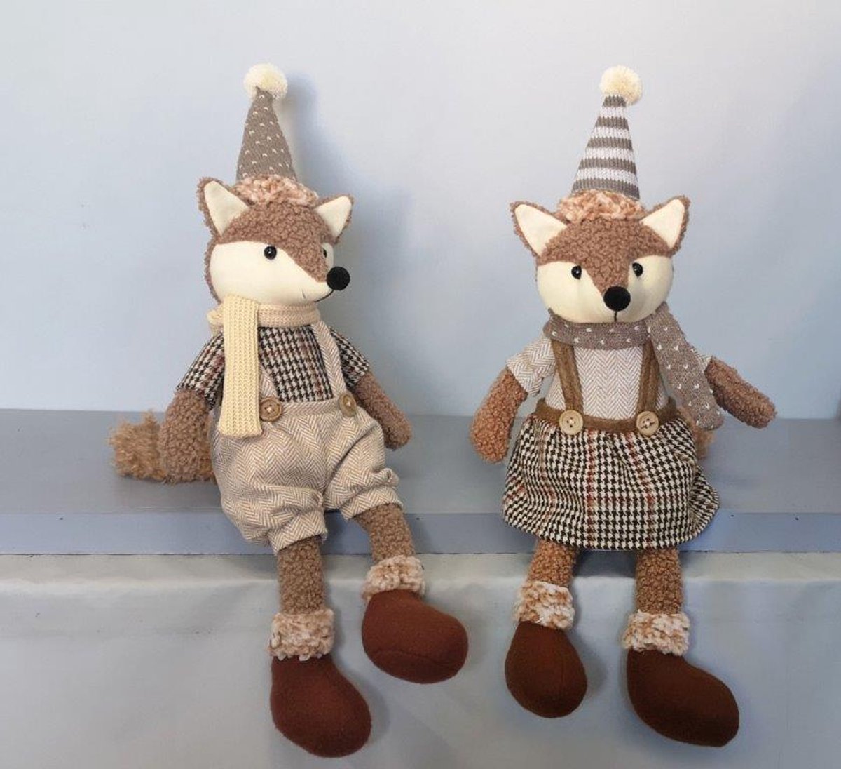 La Galleria - Zittend koppel vosjes, beige outfit 50cm (set van 2)