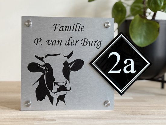 RVS-look naambord met de tekst "Familie P. van der Burg", een koeienkop en huisnummer "2a".