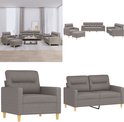 Een taupe stoffen loungeset, bestaande uit een fauteuil, poef, tweezitsbank en driezitsbank, opgesteld in een woonkamer.