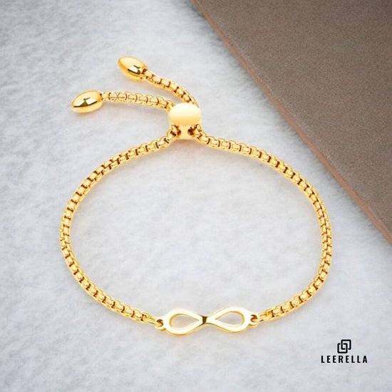 Gouden armband met een infinity symbool op een lichte achtergrond.