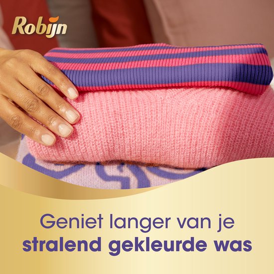 Stapel met gestreepte en roze gebreide kleding.