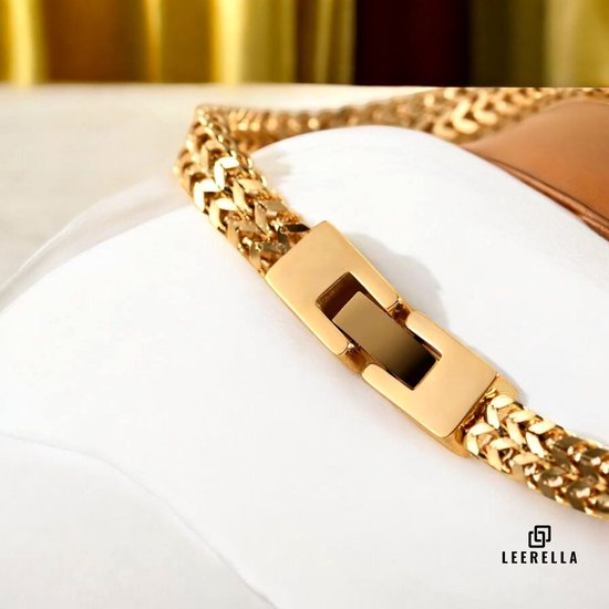 Gouden schakelarmband met dubbele rij schakels en rechthoekige gesp, close-up.