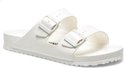 Witte Birkenstock Arizona EVA slipper met twee gespen, close-up.