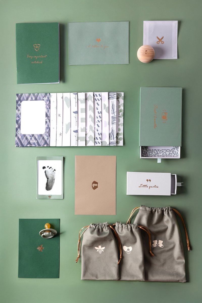 Pure Moms - Groene Luxe Memory box - Baby Herinneringsdoos - Kraamcadeau - Babyshower Babycadeau - Voor Eerste Babyjaren - Houten Tanden doosje - Zeer luxe Baby Geschenkset - 24 delig Herinneringsdoos - inclusief inktafdrukje - Speentje – foto 6