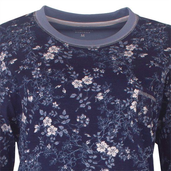 Close-up van een donkerblauw nachthemd met bloemenprint, ronde hals en opgestikte zak.