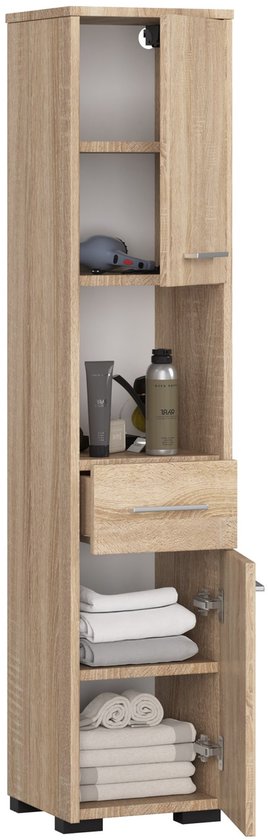 Houten badkamer kolomkast met open lades en deur, gevuld met handdoeken en toiletartikelen.