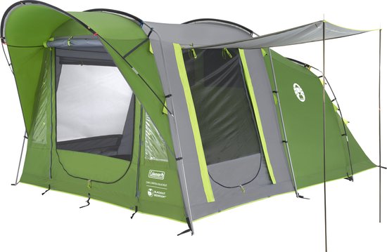 Groene en grijze familietent met een luifel aan de zijkant en limegroene biezen, bij een camping.