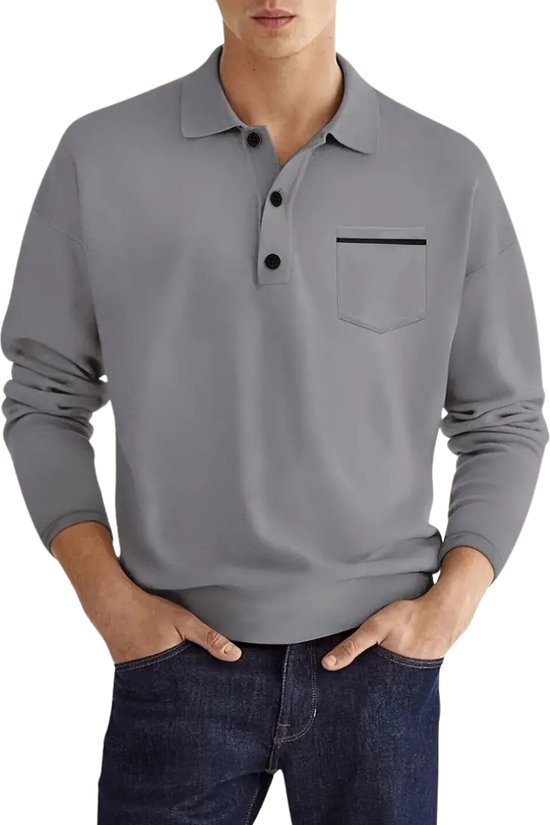 Man in grijs poloshirt met lange mouwen, zwart borstzakje met zwarte bies en donkerblauwe jeans.