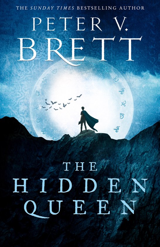 De cover van het boek 'The Hidden Queen' van Peter V. Brett, met een figuur op een bergtop onder een grote maan.