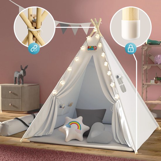 Witte tipi speeltent met sterverlichting, vlaggetjes en details over de constructie.