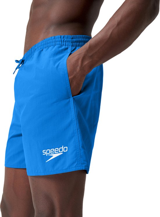 Short de bain bleu Speedo avec logo blanc, porté par un homme.