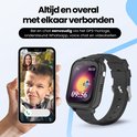 Zwarte smartwatch en smartphone met videogesprek tussen een vrouw en een jongen. Verbinding en communicatie.