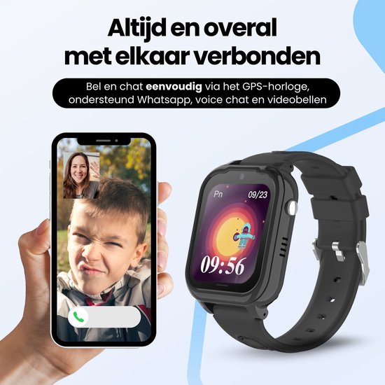 Zwarte smartwatch en smartphone met videogesprek tussen een vrouw en een jongen. Verbinding en communicatie.