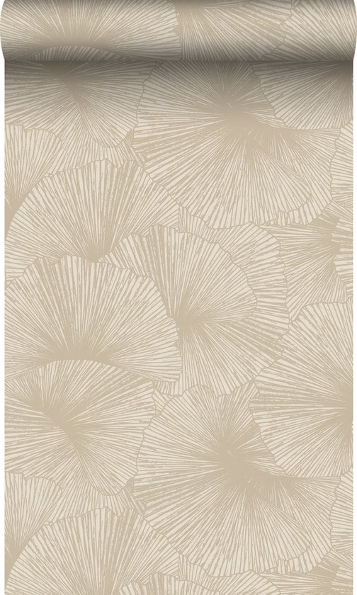 Beige behang met een gestileerd, waaiervormig bladerenpatroon in een off-white tint.