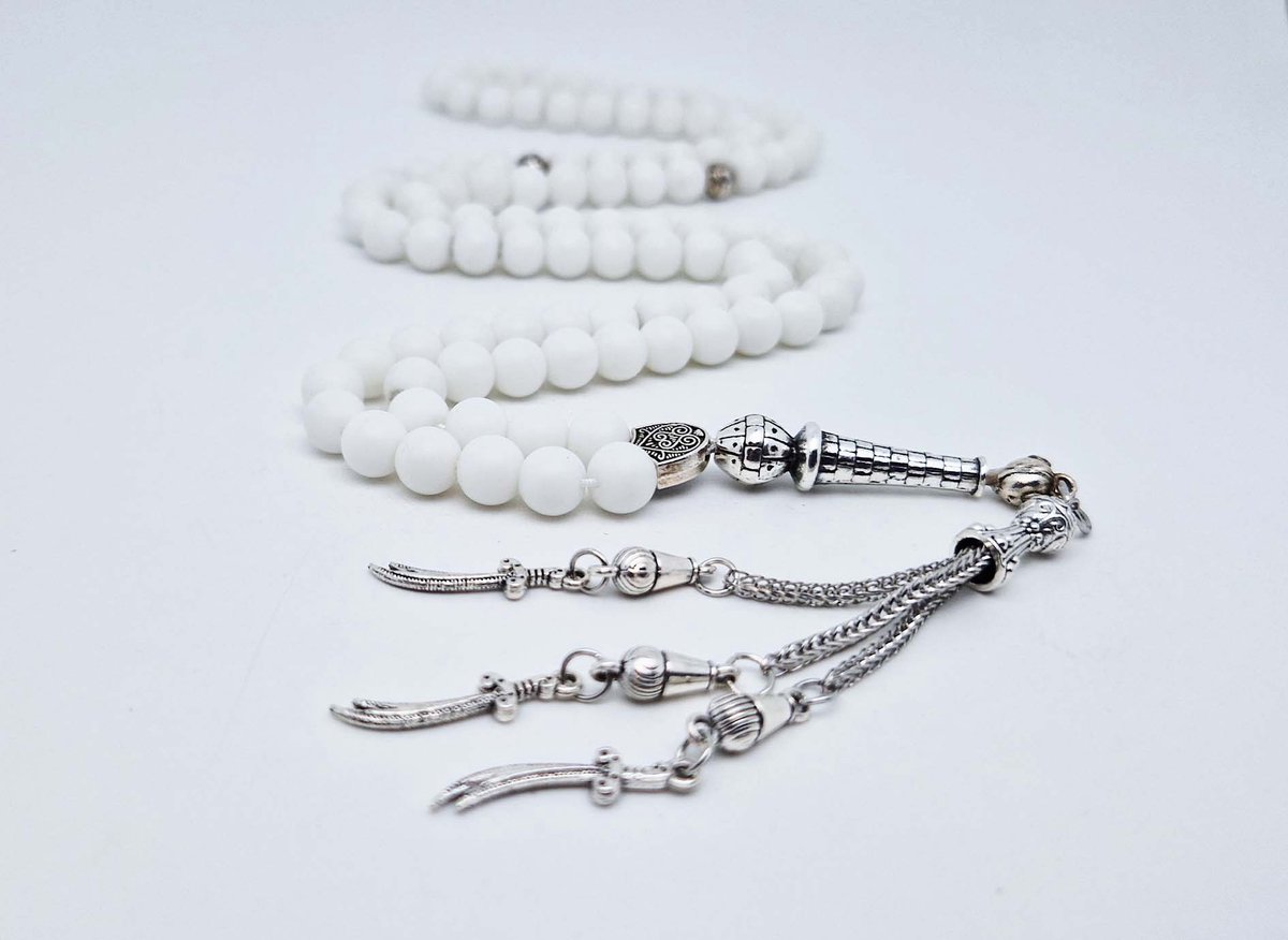 Handgemaakte tesbih "Tasbih" natuursteen "Mat Witte agaat" - Aantal kralen 99 - Diameter kralen 8MM - met metaal tassel "Zwaarden" - Een mooi cadeau-idee