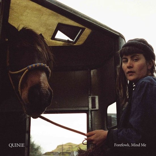 Albumhoes met Quinie en een paard in een trailer. "QUINIE" en "Forefowk, Mind Me".